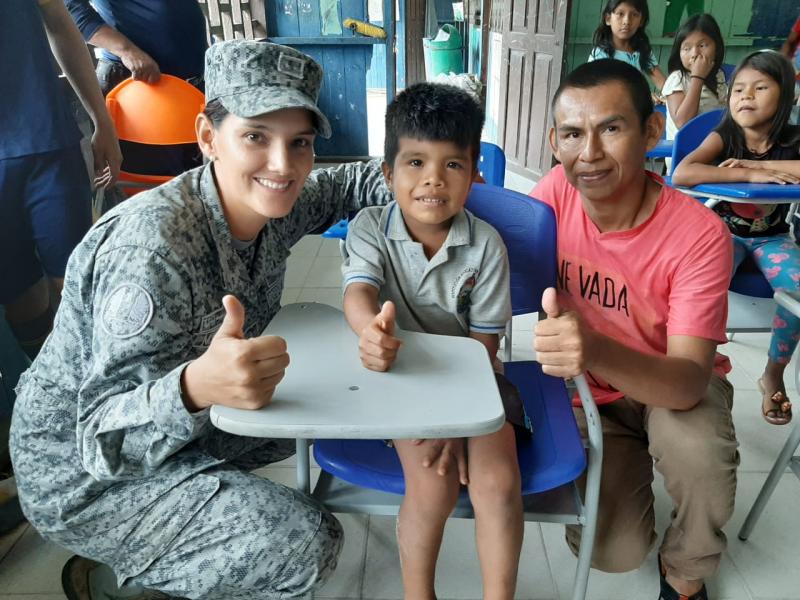 Niños y niñas indígenas reciben dotación escolar donada por la Fuerza Aérea Colombiana en el Amazonas