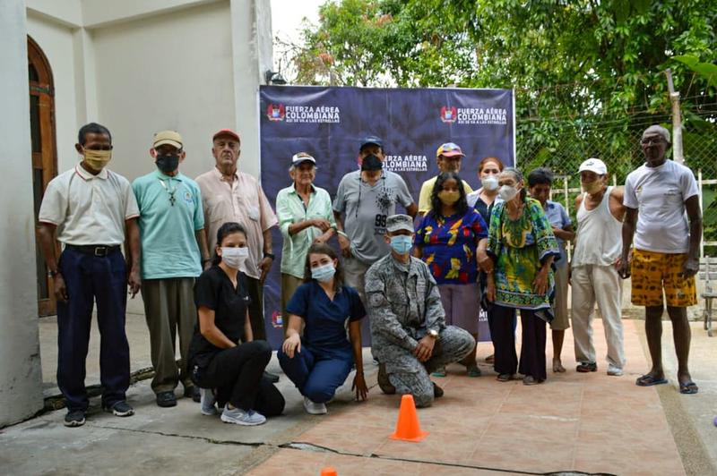 Adultos mayores de Leticia reciben ayudas humanitarias por parte de su Fuerza Aérea Colombiana