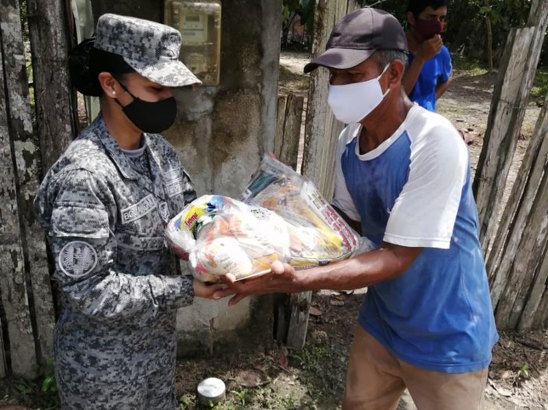 Familias del barrio San Miguel de Leticia recibieron ayudas humanitarias por parte de su Fuerza Aérea Colombiana