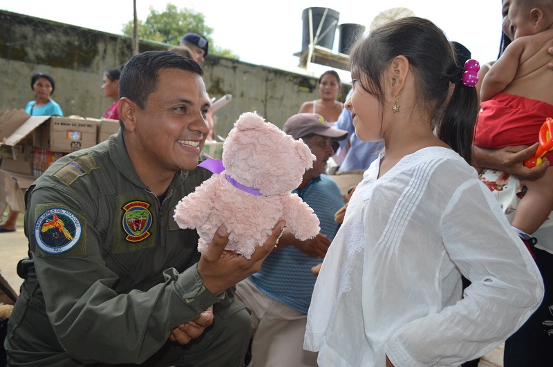 Niños y niñas de las comunidades indígenas en el Amazonas fueron beneficiadas por la Fuerza Aérea Colombiana