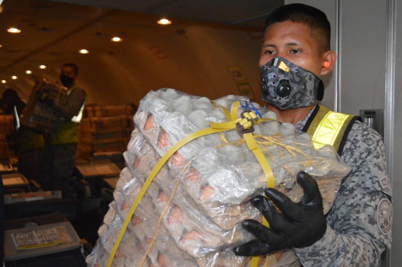 Toneladas de alimentos siguen siendo transportados por su Fuerza Aérea Colombiana para el Amazonas