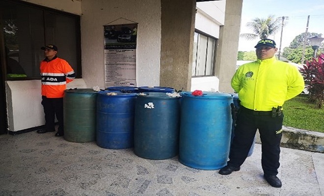 MÁS DE 480 GALONES DE GASOLINA ILEGAL, FUERON HALLADOS EN UNA BALSA ARTESANAL EN LETICIA, POR PARTE DEL POLICÍA Y LA ARMADA NACIONAL