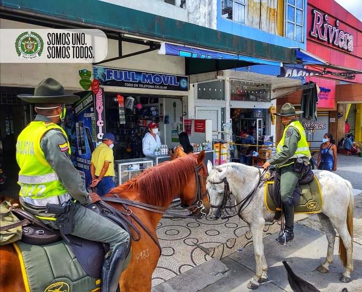 DE LA POLICÍA EN LETICIA LLEVÓ SU OFERTA INSTITUCIONAL AL SECTOR DE LA PLAZA DE MERCADO DEL MUNICIPIO DE LA POLICÍA EN LETICIA LLEVÓ SU OFERTA INSTITUCIONAL AL SECTOR DE LA PLAZA DE MERCADO DEL MUNICIPIO