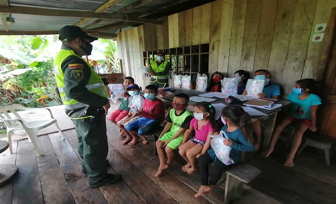 ENTREGAMOS LIBROS Y ÚTILES ESCOLARES A NIÑOS Y NIÑAS DE UNA COMUNIDAD ÍNDIGENA A LA RIBERA DEL RÍO AMAZONAS ENTREGAMOS LIBROS Y ÚTILES ESCOLARES A NIÑOS Y NIÑAS DE UNA COMUNIDAD ÍNDIGENA A LA RIBERA DEL RÍO AMAZONAS