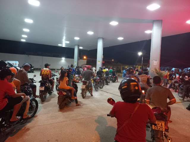 Por falta de gasolina em Letícia, brasileiros e colombianos "invadem" postos no Brasil