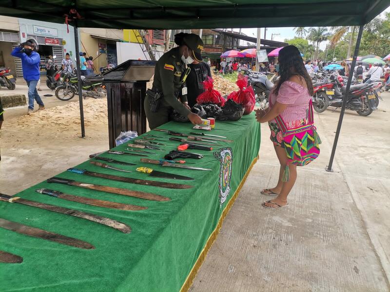 POLICÍA NACIONAL Y ALCALDÍA MUNICIPAL DE LETICIA REALIZAN PLAN DESARME BAJO EL LEMA “AMARSE PARA NO ARMARSE” POLICÍA NACIONAL Y ALCALDÍA MUNICIPAL DE LETICIA REALIZAN PLAN DESARME BAJO EL LEMA “AMARSE PARA NO ARMARSE”