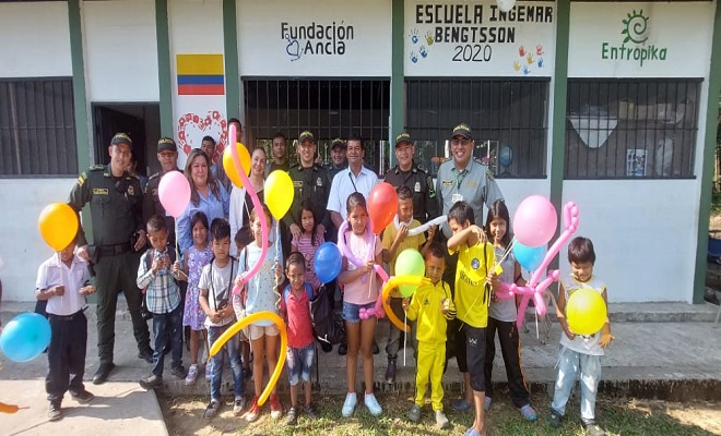 POLICÍA NACIONAL ENTREGA ELEMENTOS PARA COLEGIOS EN COMUNIDADES INDIGENAS DEL AMAZONAS POLICÍA NACIONAL ENTREGA ELEMENTOS PARA COLEGIOS EN COMUNIDADES INDIGENAS DEL AMAZONAS