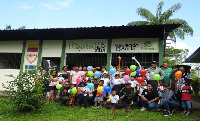 POLICÍA NACIONAL ENTREGA ELEMENTOS PARA COLEGIOS EN COMUNIDADES INDIGENAS DEL AMAZONAS POLICÍA NACIONAL ENTREGA ELEMENTOS PARA COLEGIOS EN COMUNIDADES INDIGENAS DEL AMAZONAS