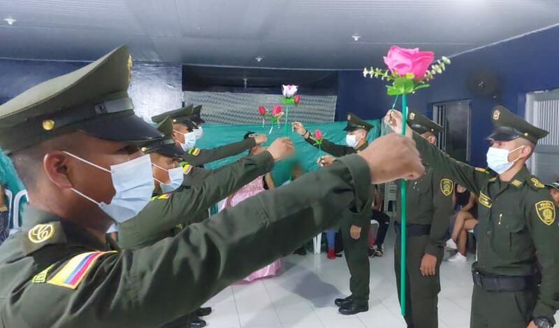 POLICÍA LE CUMPLE EL SUEÑO A UNA FAMILIA DE CELEBRAR LOS 15 AÑOS DE ADOLESCENTE EN LETICIA POLICÍA LE CUMPLE EL SUEÑO A UNA FAMILIA DE CELEBRAR LOS 15 AÑOS DE ADOLESCENTE EN LETICIA