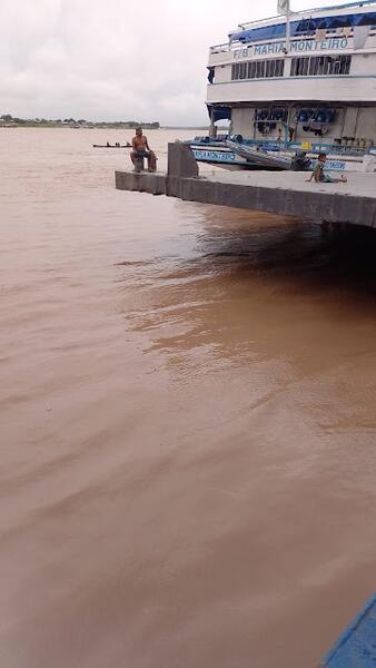 Água do rio Solimões avermelhada