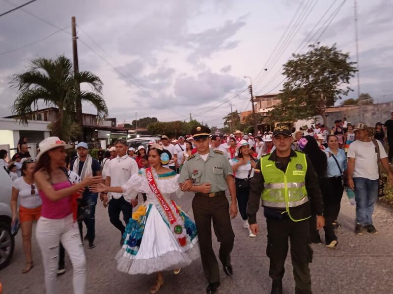 ACOMPAÑAMIENTO DE LA POLICÍA EN LAS FIESTAS SANPEDRINAS EN LETICIA ACOMPAÑAMIENTO DE LA POLICÍA EN LAS FIESTAS SANPEDRINAS EN LETICIA