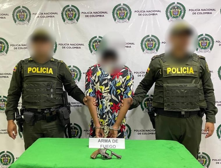 POLICÍA CAPTURÓ A JOVEN QUE OCULTABA ARMA DE FUEGO ENTRE SUS PERTENENCIAS