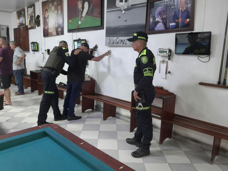 POLICÍA REALIZAN CONTROLES A ESTABLECIMIENTOS ABIERTOS AL PÚBICO POLICÍA REALIZAN CONTROLES A ESTABLECIMIENTOS ABIERTOS AL PÚBICO