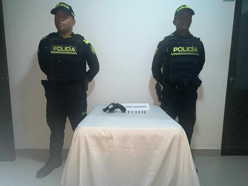 Policía realiza la hidratación de arma traumática Policía realiza la hidratación de arma traumática