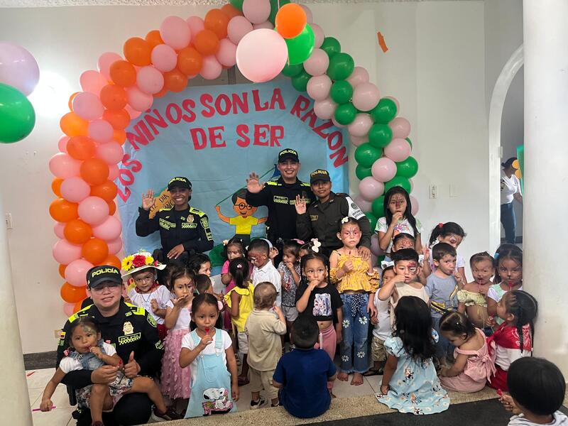 Niños y niñas felices en actividad de la Policía Nacional Niños y niñas felices en actividad de la Policía Nacional