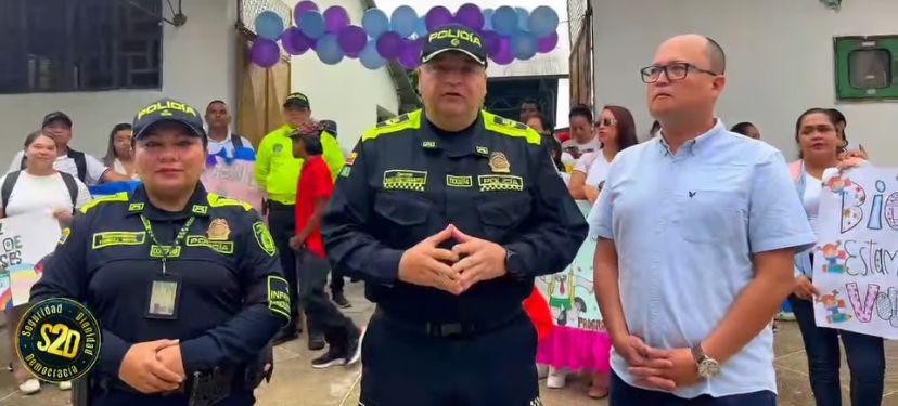 POLICÍA NACIONAL Y GOBERNACIÓN DEL AMAZONAS ACOMPAÑAN EL REGRESO A CLASES POLICÍA NACIONAL Y GOBERNACIÓN DEL AMAZONAS ACOMPAÑAN EL REGRESO A CLASES
