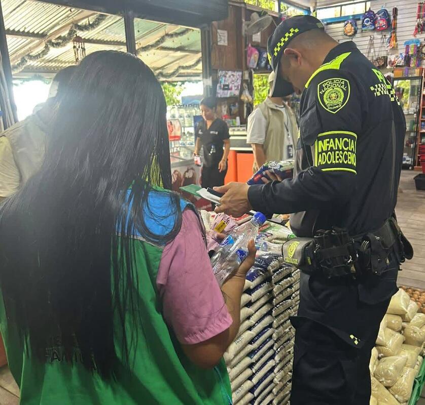 La policía nacional en el Amazonas realiza controles para proteger a niños, niñas y adolescentes en Puerto Nariño