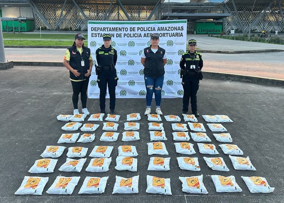 Policía Nacional incauta 50 paquetes de tabaco de procedencia extranjera en Leticia Policía Nacional incauta 50 paquetes de tabaco de procedencia extranjera en Leticia