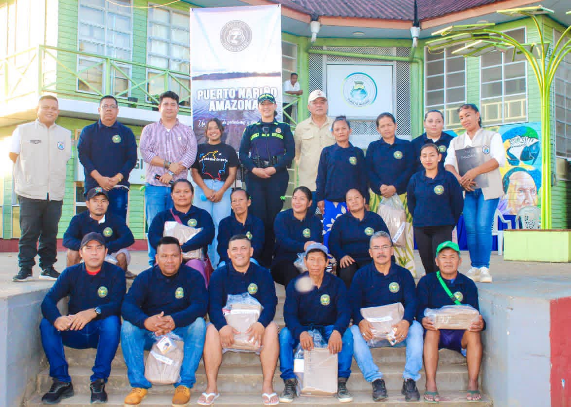 Puerto Nariño fortalece la labor de la Guardia Indígena con entrega de dotación oficial Puerto Nariño fortalece la labor de la Guardia Indígena con entrega de dotación oficial