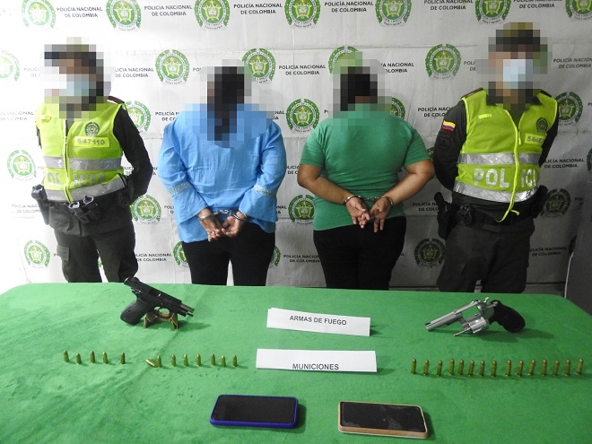 DOS MUJERES FUERON SORPRENDIDAS, TRANSPORTANDO ARMAS DE FUEGO Y MUNICIONES DENTRO DEL BAÚL DE UNA MOTOCICLETA DOS MUJERES FUERON SORPRENDIDAS, TRANSPORTANDO ARMAS DE FUEGO Y MUNICIONES DENTRO DEL BAÚL DE UNA MOTOCICLETA