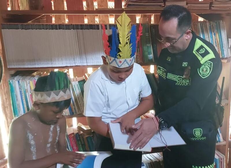 POLICÍA INSTALÓ PRIMERA BIBLIOMALOKA EN COMUNIDAD INDIGENA DEL AMAZONAS