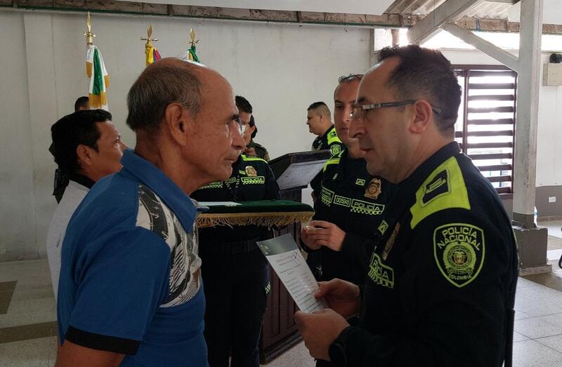 POLICÍA HACE RECONOCIMIENTO A CIUDADANOS QUE BRINDARON AYUDA A UNIFORMADO QUE SUFRIO SINIESTRO VIAL EN SERVICIO