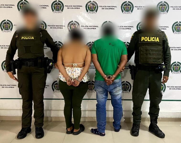 POR VIOLENCIA INTRAFAMILIAR FUE CAPTURADA UNA PAREJA EN VÍA PÚBLICA POR VIOLENCIA INTRAFAMILIAR FUE CAPTURADA UNA PAREJA EN VÍA PÚBLICA