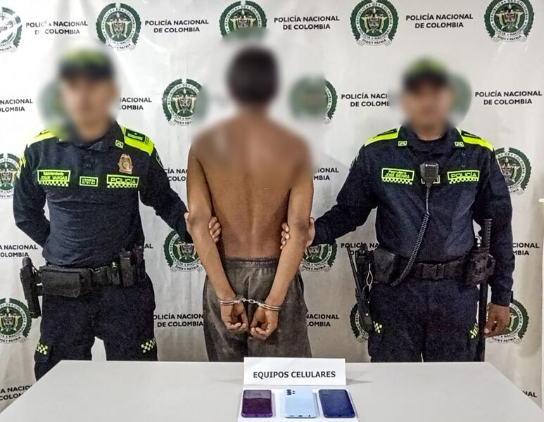 ¡EN FLAGRANCIA! FUE SORPRENDIDO UN SUJETO QUE HABRÍA HURTADO TRES CELULARES EN LETICIA