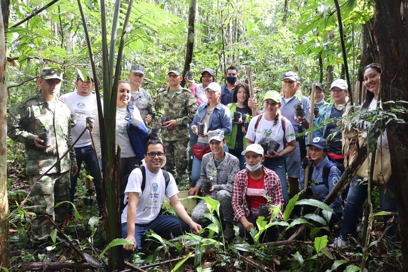 200 árboles fueron plantados en el Amazonas con el apoyo de su Fuerza Aérea