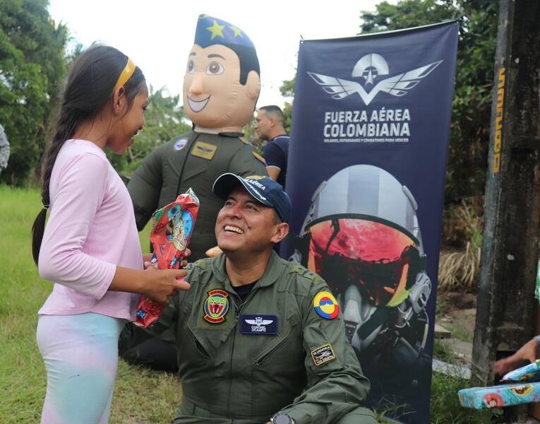 Con la entrega de regalos su Fuerza Aérea Colombiana fortalece el espíritu navideño en el Amazonas