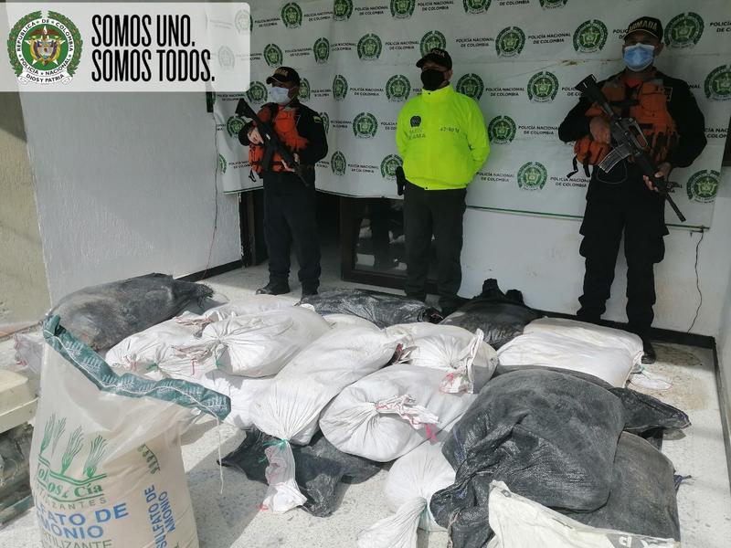 SOBRE LA RIBERA DEL RIO LORETOYACU, HALLAMOS 1.100 KG DE SUSTANCIAS PARA EL PROCESAMIENTO DE NARCÓTICOS SOBRE LA RIBERA DEL RIO LORETOYACU, HALLAMOS 1.100 KG DE SUSTANCIAS PARA EL PROCESAMIENTO DE NARCÓTICOS