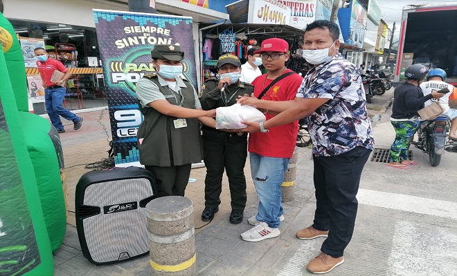 CON “RADIOTÓN” POLICÍA EN LETICIA LIDERÓ CAMPAÑA DE SOLIDARIDAD CON FAMILIA QUE LO PERDIÓ TODO EN INCENDIO CON “RADIOTÓN” POLICÍA EN LETICIA LIDERÓ CAMPAÑA DE SOLIDARIDAD CON FAMILIA QUE LO PERDIÓ TODO EN INCENDIO