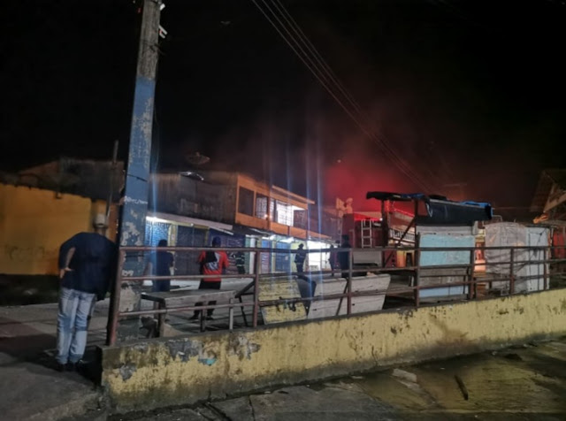 Casa pegando fogo próximo à Feira do Marco