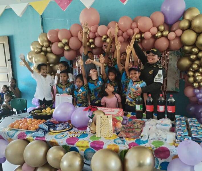 En el kilómetro 11 comunidad Takana, La Policía Nacional celebró los cumpleaños y se reconoció públicamente a quienes se destacaron académicamente En el kilómetro 11 comunidad Takana, La Policía Nacional celebró los cumpleaños y se reconoció públicamente a quienes se destacaron académicamente