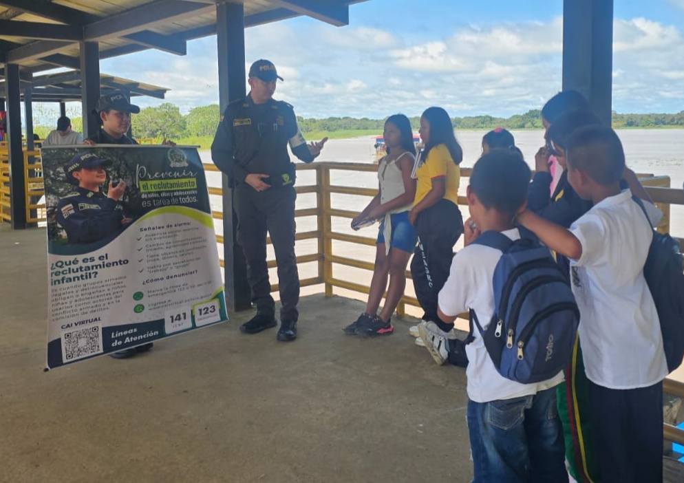 Policía Nacional realiza jornada de prevención contra el reclutamiento forzado de menores en Puerto Nariño