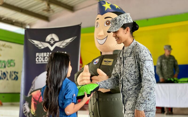 Jornada de recreación y entrega de kits escolares fue apoyada por su Fuerza Aérea en el Amazonas 