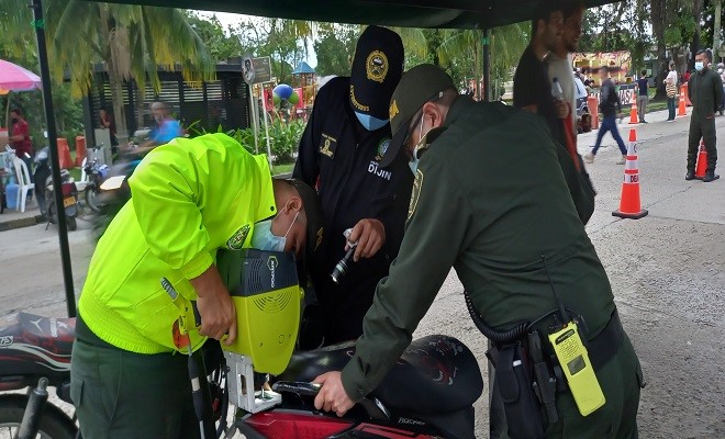 POLICÍA REALIZA CAMPAÑA PREVENTIVA CONTRA EL HURTO DE MOTOCICLETAS EN LETICIA POLICÍA REALIZA CAMPAÑA PREVENTIVA CONTRA EL HURTO DE MOTOCICLETAS EN LETICIA