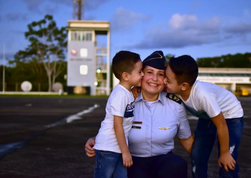 Mujer militar entre la vocación de servicio y ser madre