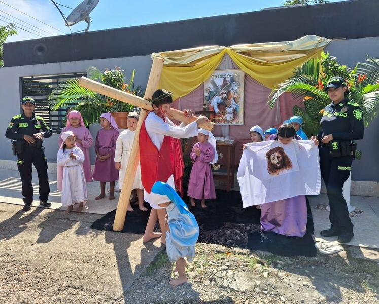 LA SECCIONAL DE PROTECCIONPONAL EN EL SECTOR DEL BARRIO AFASINTE Y SUS ALREDEDORES, TAMBIÉN PARTICIPÓ DE LA REPRESENTACIÓN DEL VIACRUCIS, LLEVANDO SEGURIDAD Y TRANQUILIDAD A LOS FELIGRESES EN ESTA SEMANA SANTA LA SECCIONAL DE PROTECCIONPONAL EN EL SECTOR DEL BARRIO AFASINTE Y SUS ALREDEDORES, TAMBIÉN PARTICIPÓ DE LA REPRESENTACIÓN DEL VIACRUCIS, LLEVANDO SEGURIDAD Y TRANQUILIDAD A LOS FELIGRESES EN ESTA SEMANA SANTA