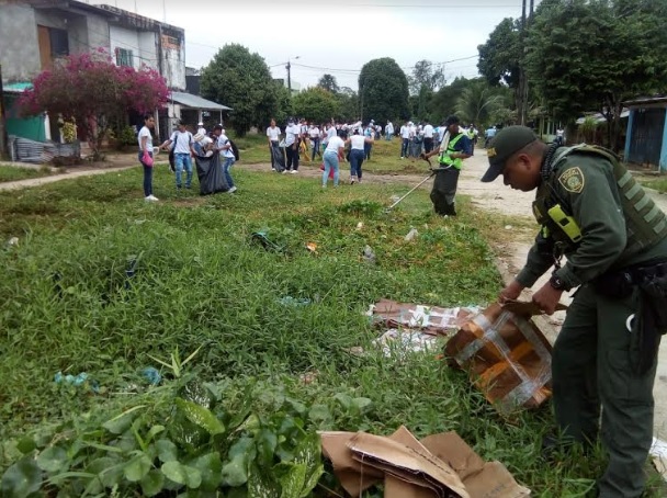 Limpieza de calles en barrios de Leticia Personas en limpieza de calles en barrios de Leticia