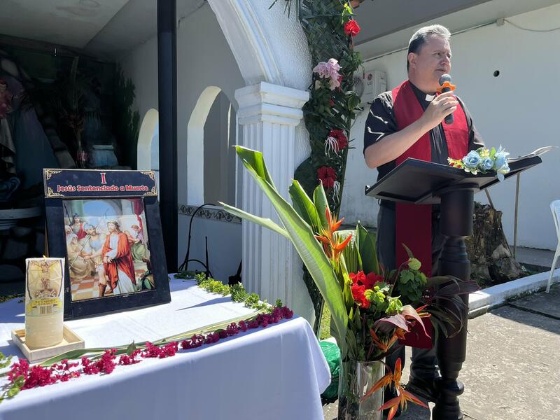 CON NUESTROS AUXILIARES DE POLICÍA, EL COMANDO DEPARTAMENTO DE POLICIAMAZONASY EN COORDINACIÓN DEL CAPELLÁN DE LAS FUERZASMILCOL PRESBÍTERO JUAN CARLO GUAYACÁN, SE REALIZÓ LA REPRESENTACIÓN DEL VIERNES SANTO. CON NUESTROS AUXILIARES DE POLICÍA, EL COMANDO DEPARTAMENTO DE POLICIAMAZONASY EN COORDINACIÓN DEL CAPELLÁN DE LAS FUERZASMILCOL PRESBÍTERO JUAN CARLO GUAYACÁN, SE REALIZÓ LA REPRESENTACIÓN DEL VIERNES SANTO.