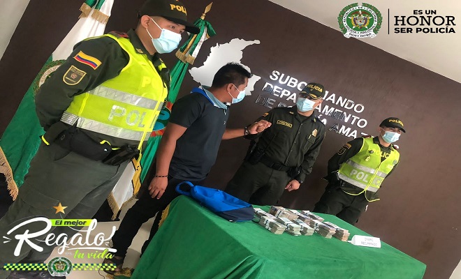 POLICÍA EN LETICIA ENCUENTRA MILLONARIA SUMA DE DINERO EXTRAVIADA POR CIUDADANO POLICÍA EN LETICIA ENCUENTRA MILLONARIA SUMA DE DINERO EXTRAVIADA POR CIUDADANO
