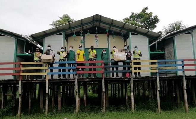 ENTREGAMOS LIBROS Y ÚTILES ESCOLARES A NIÑOS Y NIÑAS DE UNA COMUNIDAD ÍNDIGENA A LA RIBERA DEL RÍO AMAZONAS ENTREGAMOS LIBROS Y ÚTILES ESCOLARES A NIÑOS Y NIÑAS DE UNA COMUNIDAD ÍNDIGENA A LA RIBERA DEL RÍO AMAZONAS