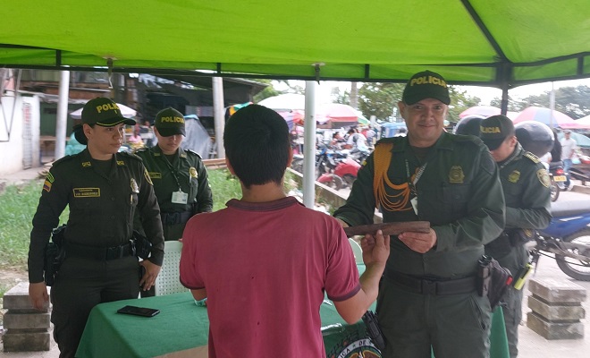 Ciudadanos entregan armas corto punzantes voluntariamente, en el "Plan Desarme" de la Policía en Amazonas