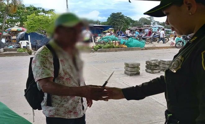 Ciudadanos entregan armas corto punzantes voluntariamente, en el "Plan Desarme" de la Policía en Amazonas
