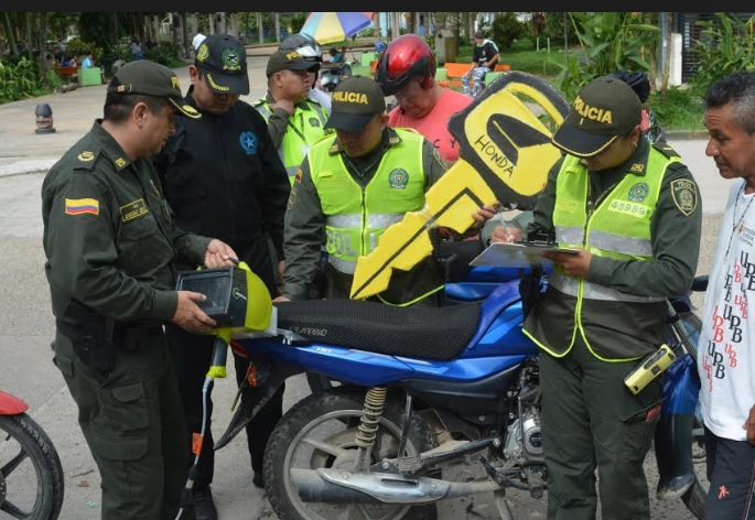 Actividades de la Policia en Leticia Personal de la policia en controles de calle