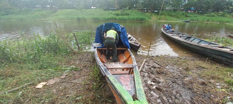 POLICÍA RESCATA A DOS NIÑAS QUE SE ENCONTRABAN EN CONDICIÓN DE ABANDONO DENTRO DE UN BOTE EN AMAZONAS