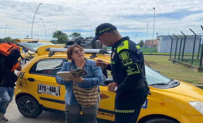 La Policía Nacional acompaña a turistas en el Aeropuerto Internacional Alfredo Vásquez Cobo