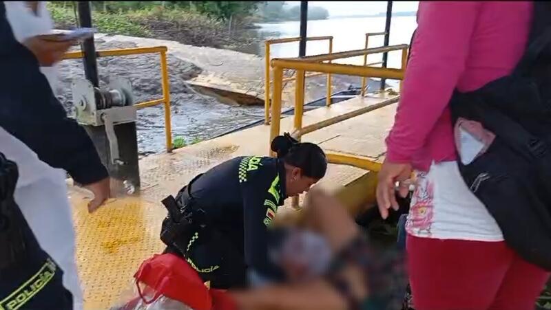 UNIFORMADA DE LA POLICÍA ATIENDE PARTO A ORILLAS DEL RÍO 