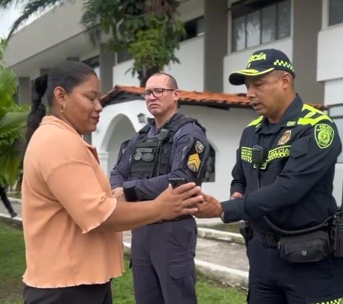 POLICÍA COLOMBIANA Y BRASILERA RECUPERAN CELULAR HURTADO EN ENTORNO ESCOLAR POLICÍA COLOMBIANA Y BRASILERA RECUPERAN CELULAR HURTADO EN ENTORNO ESCOLAR